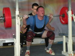 Kniebeuge ist die erste Disziplin bei einem Kraftdreikampf Bewerb