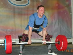 Kreuzheben ist die letzte der drei Übungen bei einem Kraftdreikampf